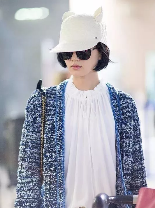 今年秋冬最chic！原來短發(fā)和帽子這么配?。? border=