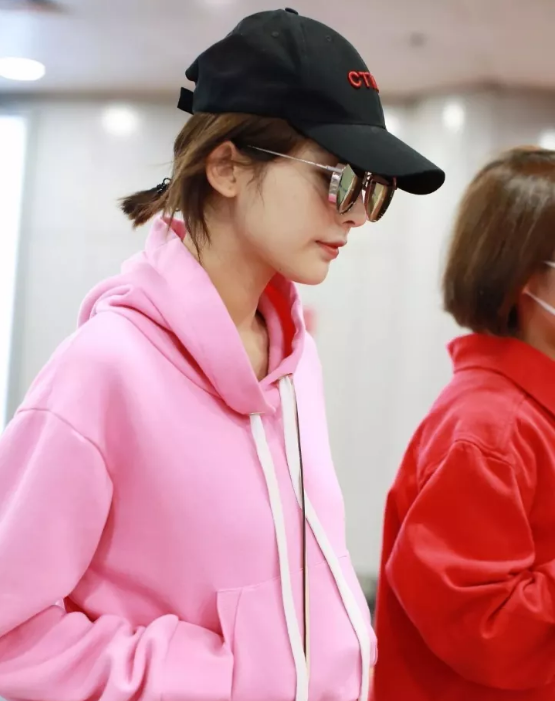 今年秋冬最chic！原來短發(fā)和帽子這么配?。? style=